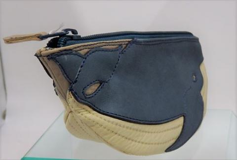 「鞄工房　香」くじらのポーチ ブルー FAA3005