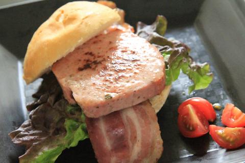 【山中湖ハム 定期便】1ヶ月目『ハム・ソーセージ詰合せ』2ヶ月目『山中湖ハムの手作りハム』 FAB024