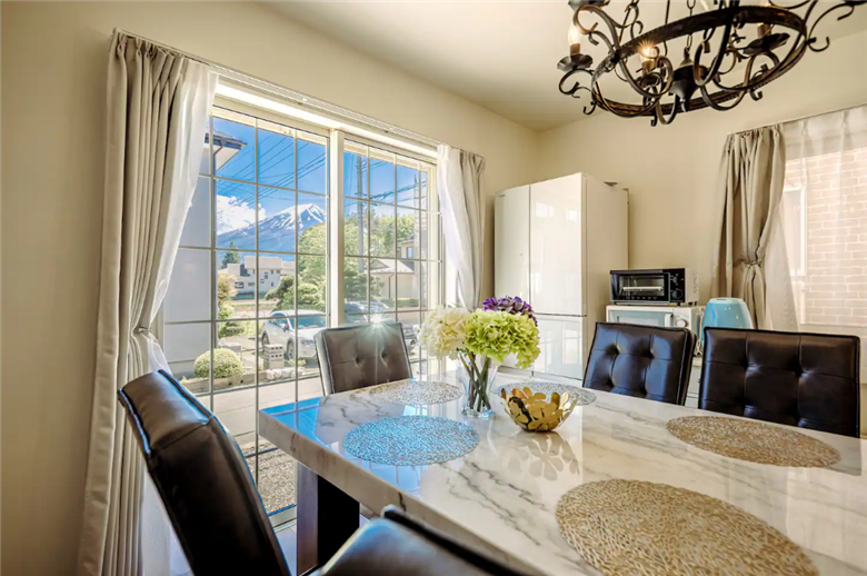 ヴィラハナサク富士河口湖町の宿泊券(1泊2日6名様まで)【平日・日曜限定】 FCS002