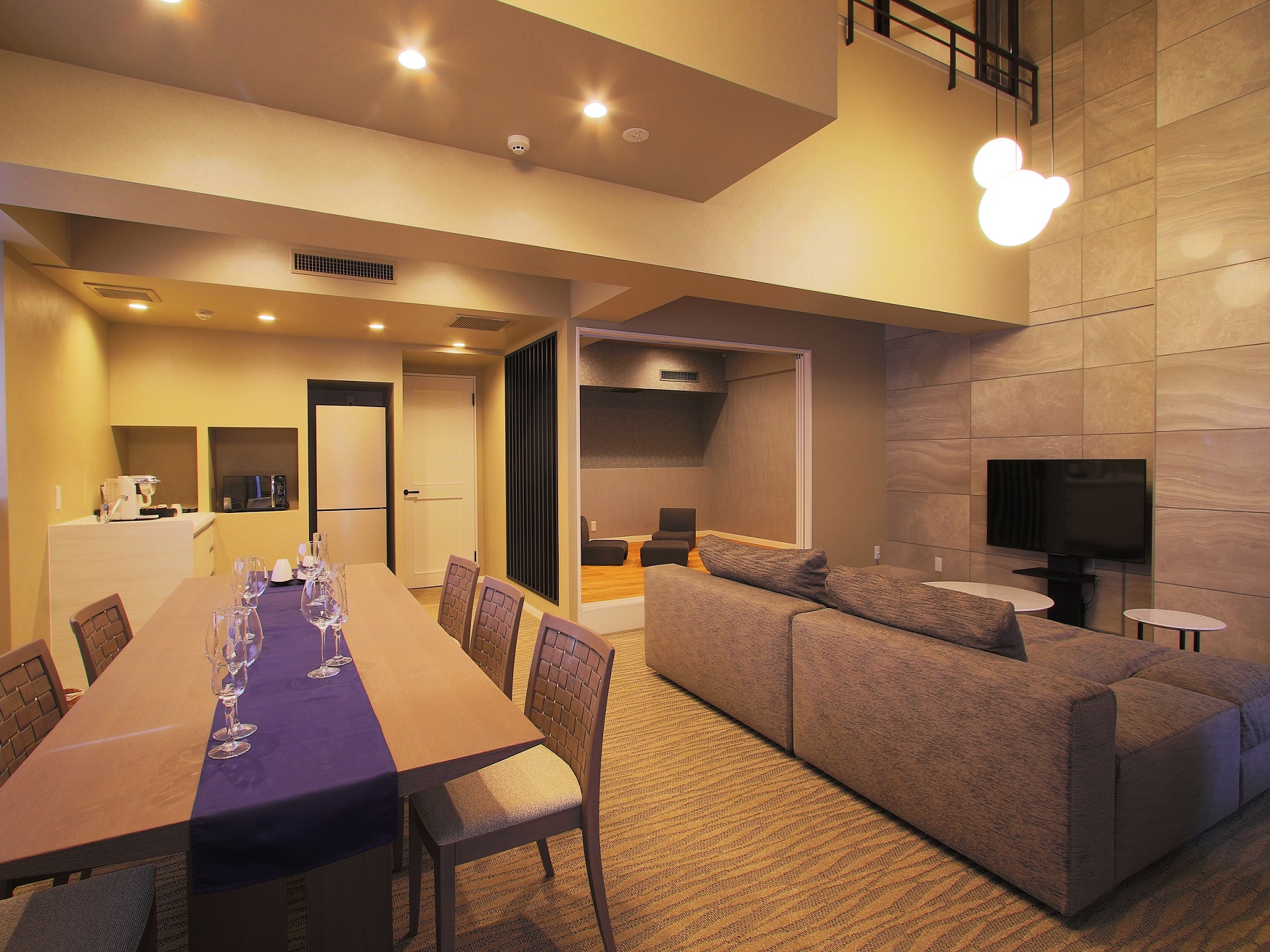 ホテルレジーナ河口湖　「コーナースイートルーム　ザ・フジ」　1泊朝食付き　2名様宿泊券 FDX007