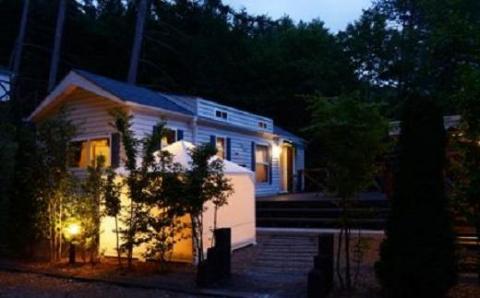 【河口湖カントリーコテージBan宿泊券】休前日ペア！グランピングリゾート＊1泊2日朝食付き FAA7024