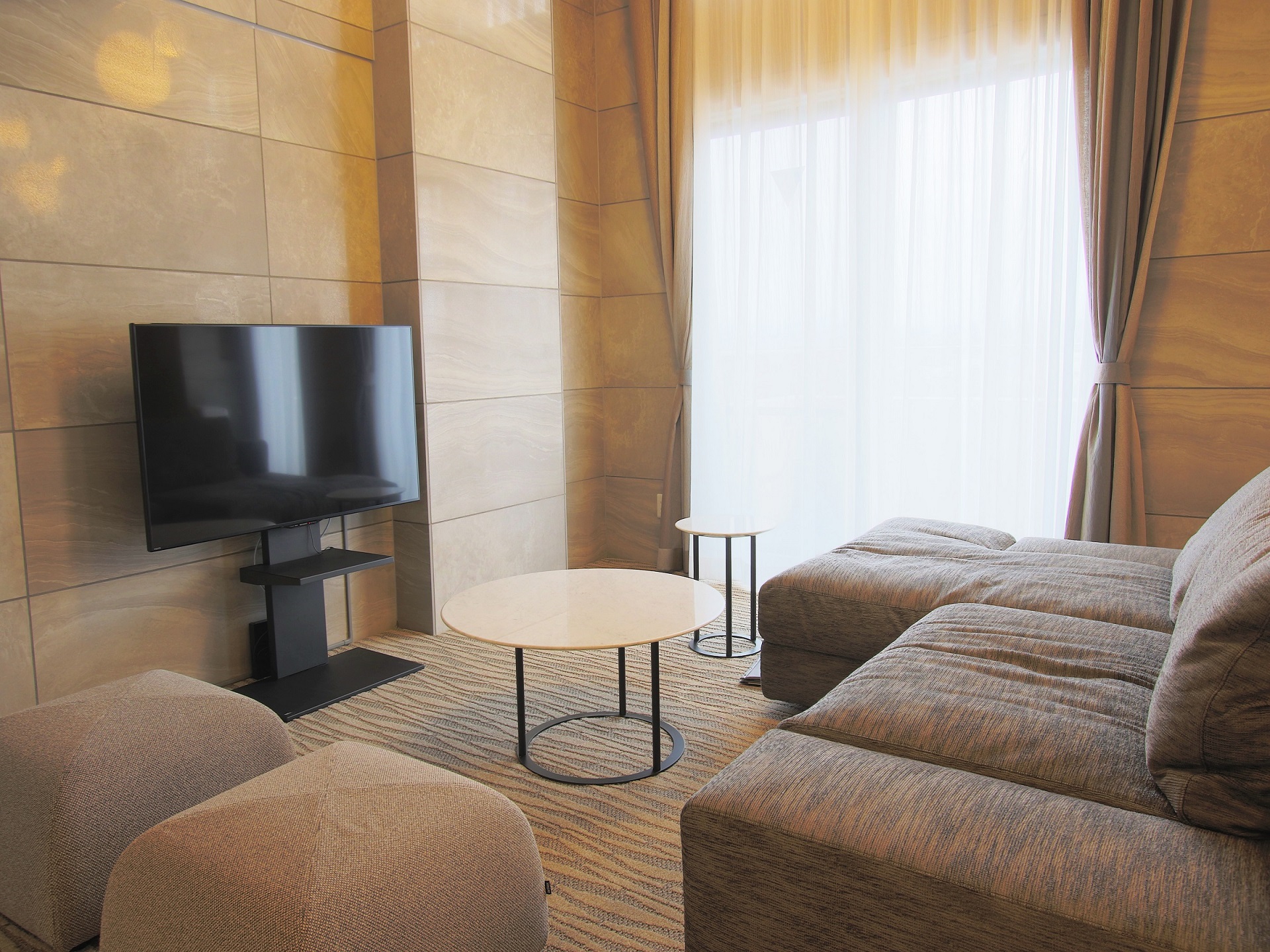 ホテルレジーナ河口湖　「コーナースイートルーム　ザ・フジ」　1泊朝食付き　2名様宿泊券 FDX007