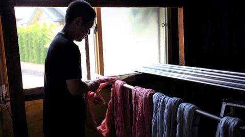 郡内織物「富士桜工房」シルクネクタイ ぼかし縞 白浜（桔梗紺） FAA1005