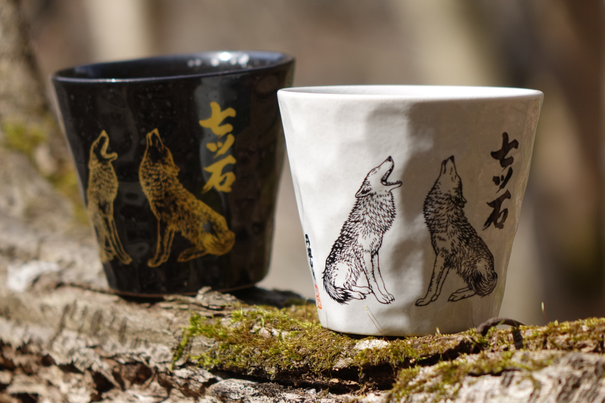 ふるさと納税限定・本格じゃがいも焼酎 七ツ石 ※玉川麻衣・画　特別陶器酒瓶仕様いも焼酎＆白と黒のぐい呑みセット【tab0228】