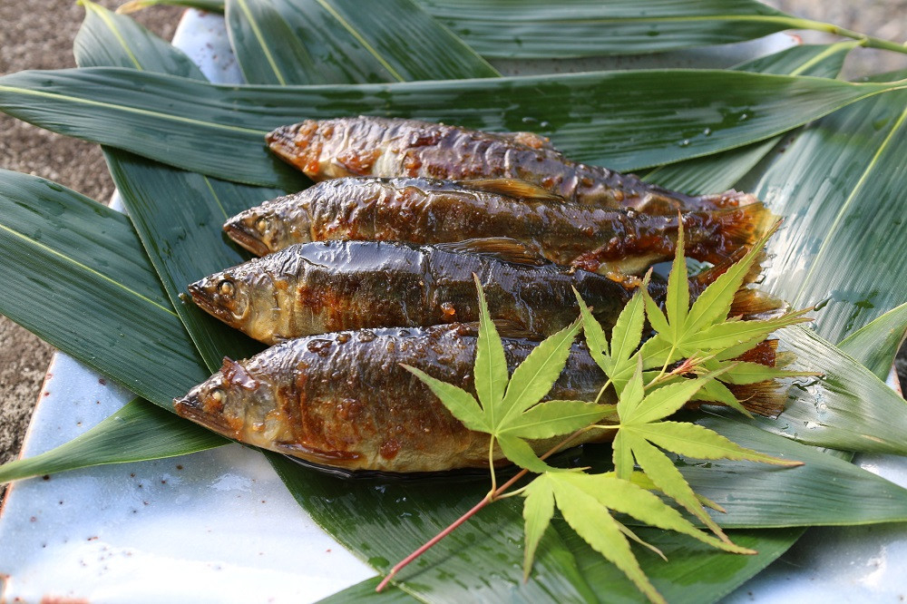 子持ち鮎の甘露煮と若鮎すし、かあら干しの詰め合わせ【tab0180】