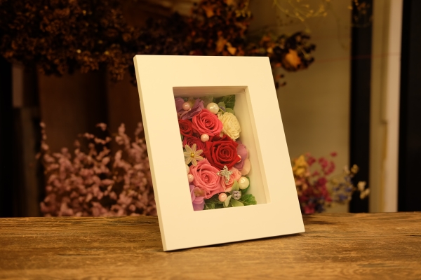 空間を華やかに　プリザーブドフラワー「フレーム（M）」フレーム：茶　お任せ