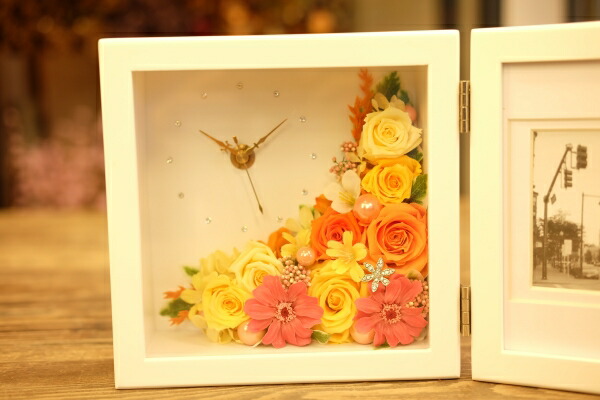 空間を華やかに　プリザーブドフラワー「時計付きフォトフレーム」レッド＆ピンク系