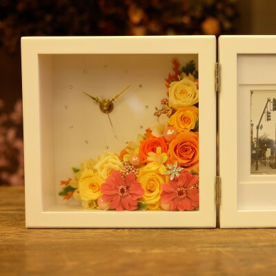 空間を華やかに　プリザーブドフラワー「時計付きフォトフレーム」レッド＆ピンク系