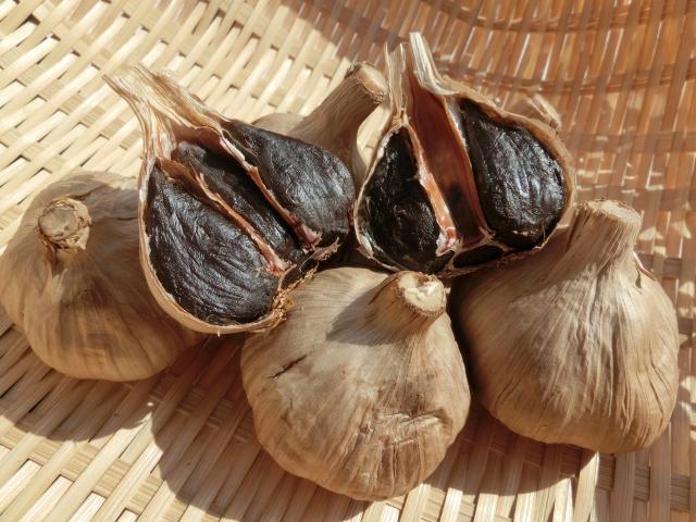 南信州ここだに 黒にんにく 信州 長野県産 食品添加物 不使用 (1ヵ月 31片) | にんにく 大蒜 野菜 薬味 ガーリック 国産 人気 送料無料 長野県 飯田市