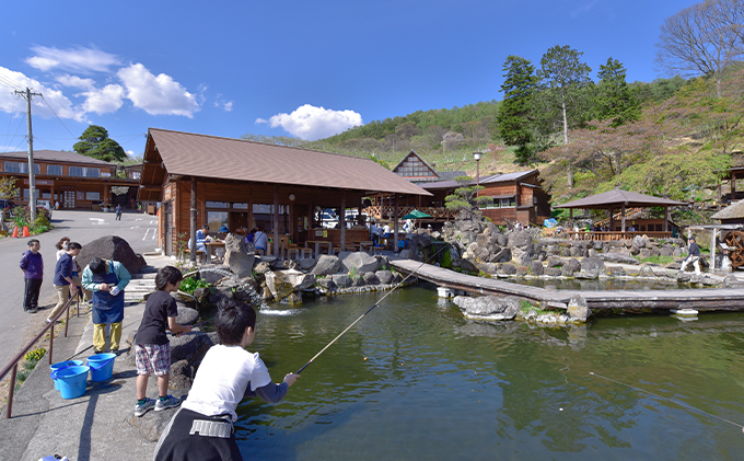 釣ったニジマスを炭火焼きで食べられる！つり体験 体験チケット 遊ぶ 楽しい 思い出 経験 新鮮 備長炭 自然 食育体験 最大級 つり堀[№5915-1205]