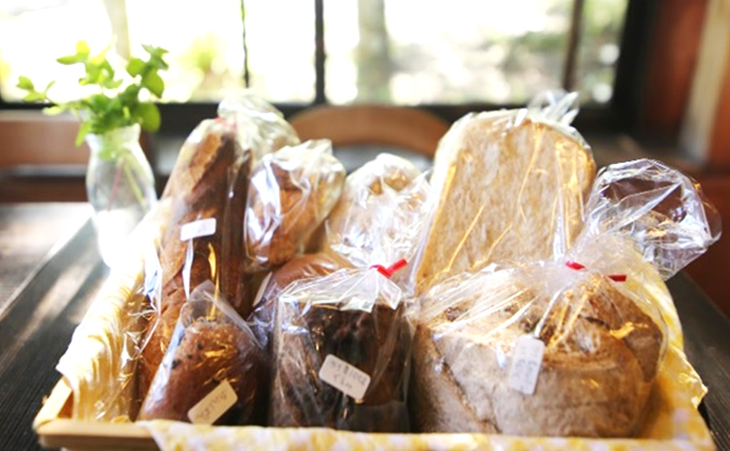 自家製酵母パンとライ麦パンのおまかせセット