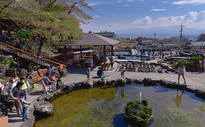 釣ったニジマスを炭火焼きで食べられる！つり体験 体験チケット 遊ぶ 楽しい 思い出 経験 新鮮 備長炭 自然 食育体験 最大級 つり堀[№5915-1205]