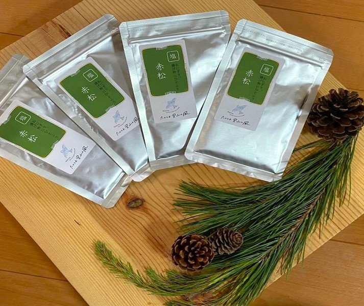 信州高遠産赤松　松の塩　30g袋入　4袋 | 長野県 伊那市 松葉健康法 松葉塩 松葉 高遠里山の風 里山再生 里山保全 松の粉 海水塩 塩 信州産 長野県産 特産 おすすめ 長野 【010-74】