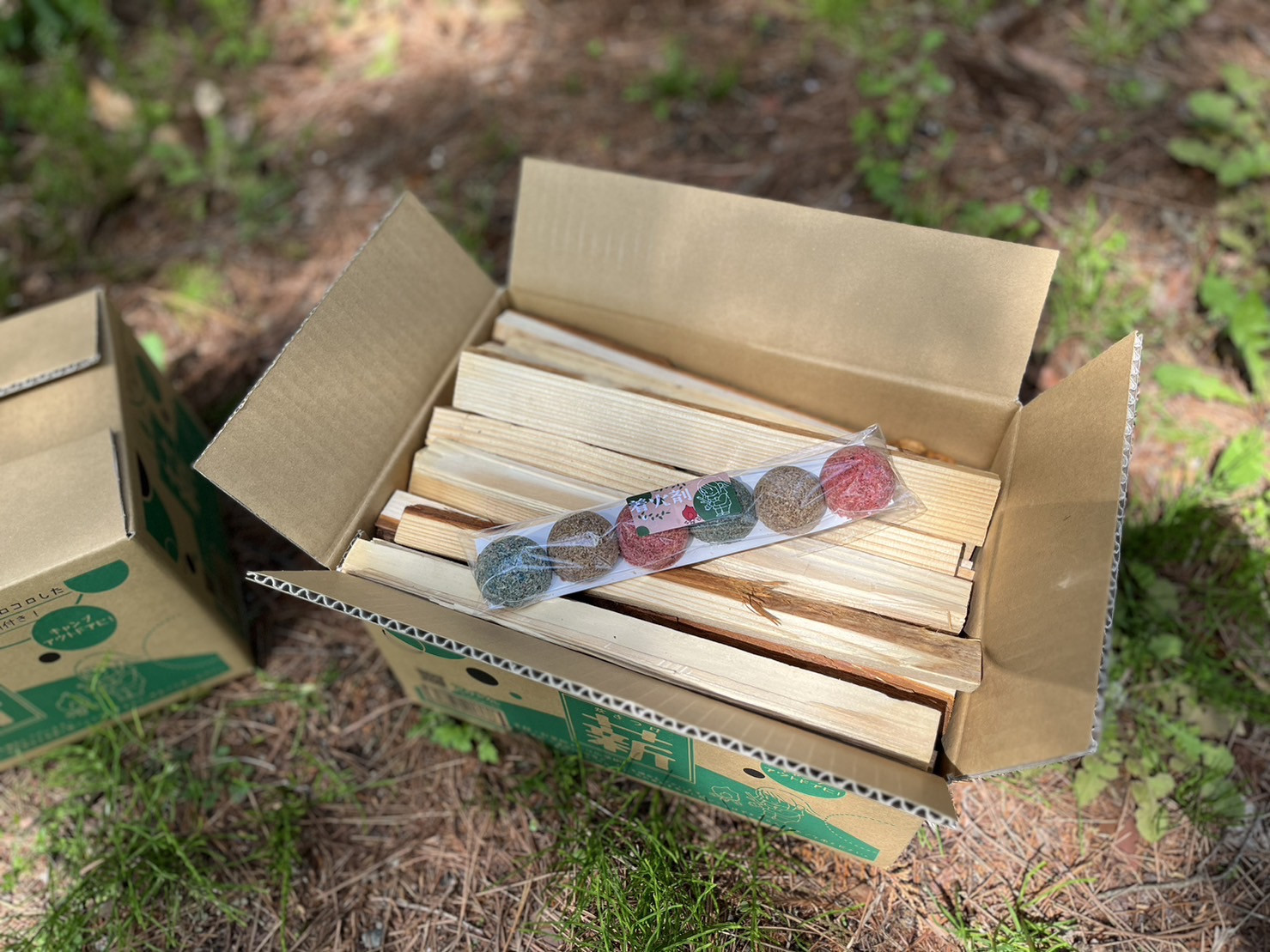 薪 焚き付け用 焚付 信州産 焚き付け用 薪 カラフルでコロコロした 着火剤 付き（6個入）選べる 約12kg （約3kg×4箱)  長野県 伊那市 キャンプ BBQ アウトドア【012-26】