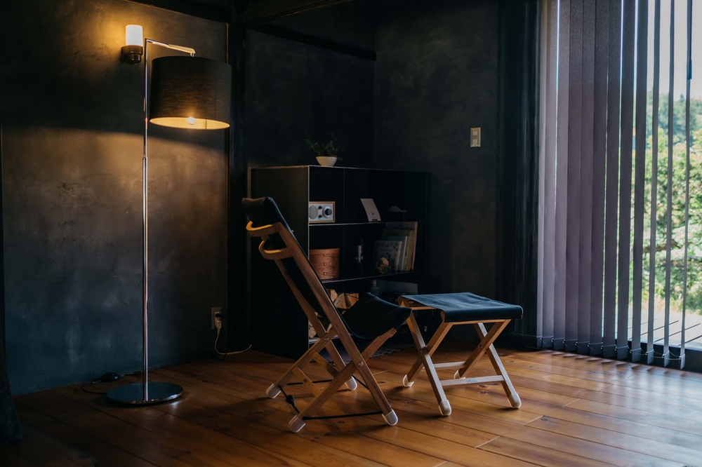 イス 木製 pioneer plants / ChairとOttomanのセット | 伊那市 信州 長野 ふるさと納税 木製品 木 椅子 いす イス チェア オットマン 無垢 ゆったり クリ セット【330-02】