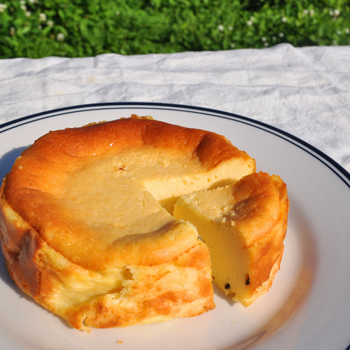 【冷凍】こだわり【米粉の濃厚チーズケーキ】13㎝ホール ご褒美 スイーツ おやつ ギフト 贈り物 濃厚 クリーミー デザート 手作り ちーず ケーキ (Aq-001)