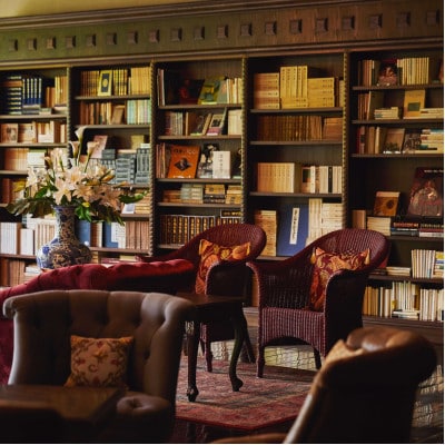 3万冊の蔵書ラウンジで大人の寛ぎを愉しむ渓谷の一軒宿「蓼科 親湯温泉」で使える宿泊券30,000円分