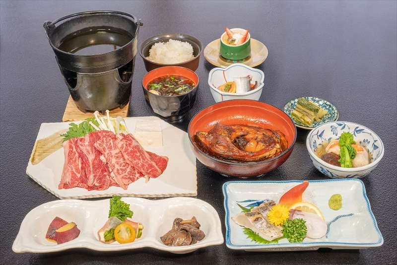 春日温泉もちづき荘　ご宿泊券1泊2食　「蓼科牛すき焼きプラン」地酒1合付　【２名様用】【春日温泉　もちづき荘　自慢の源泉かけ流し　滝風呂　岩風呂　地元の食材を使用した夕食　夕食時のドリンクサービス（地酒も可） 長野県 佐久市 】