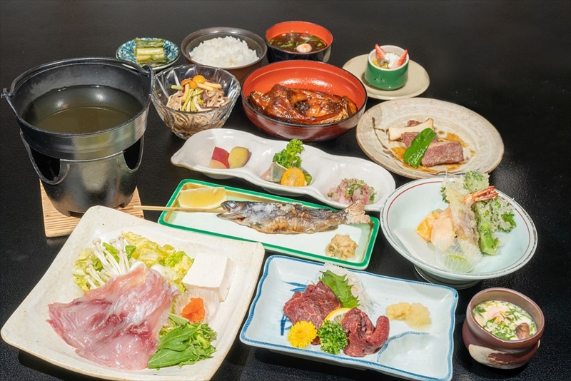 春日温泉もちづき荘　ご宿泊券1泊2食「信州佐久の６大名物　味わい尽くしプラン」クラフトビール1本付【2名様用】【春日温泉　もちづき荘　自慢の源泉かけ流し　滝風呂　岩風呂　地元の食材を使用した夕食　長野県 佐久市 】