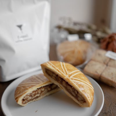 自家焙煎スペシャルティコーヒー中浅煎りブレンド(粉)と胡桃焼き菓子のセット