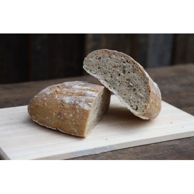 ドイツ人が焼くドイツパン。お任せライ麦パン(ハーフサイズ3個)セット【配送不可地域：離島・北海道・沖縄県】