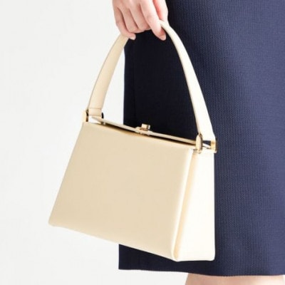 【濱野皮革工藝のフォーマルバッグ】コキーユ(アイボリー×ゴールド)