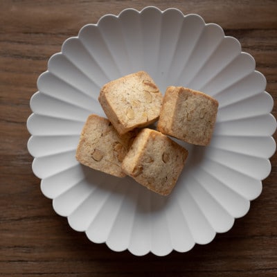 自家焙煎スペシャルティコーヒー深煎りブレンド(豆のまま)と胡桃焼き菓子のセット