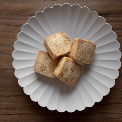 自家焙煎スペシャルティコーヒー浅煎りブレンド(豆のまま)と胡桃焼き菓子のセット