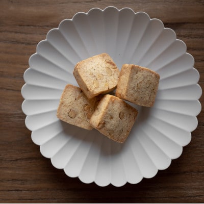 自家焙煎スペシャルティコーヒー浅煎りブレンド(粉)と胡桃焼き菓子のセット