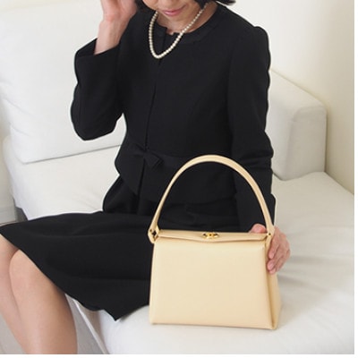 【濱野皮革工藝のフォーマルバッグ】コキーユ(アイボリー×ゴールド)