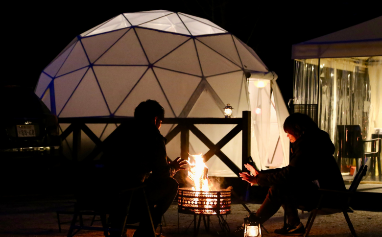 BE01-25H まつたけ小屋 アウトドア広場「梅松苑」ドームテント 平日御宿泊券 4名様まで (食事なし) // 長野県 南信州 ドームテント グランピング アウトドア キャンプ 星空