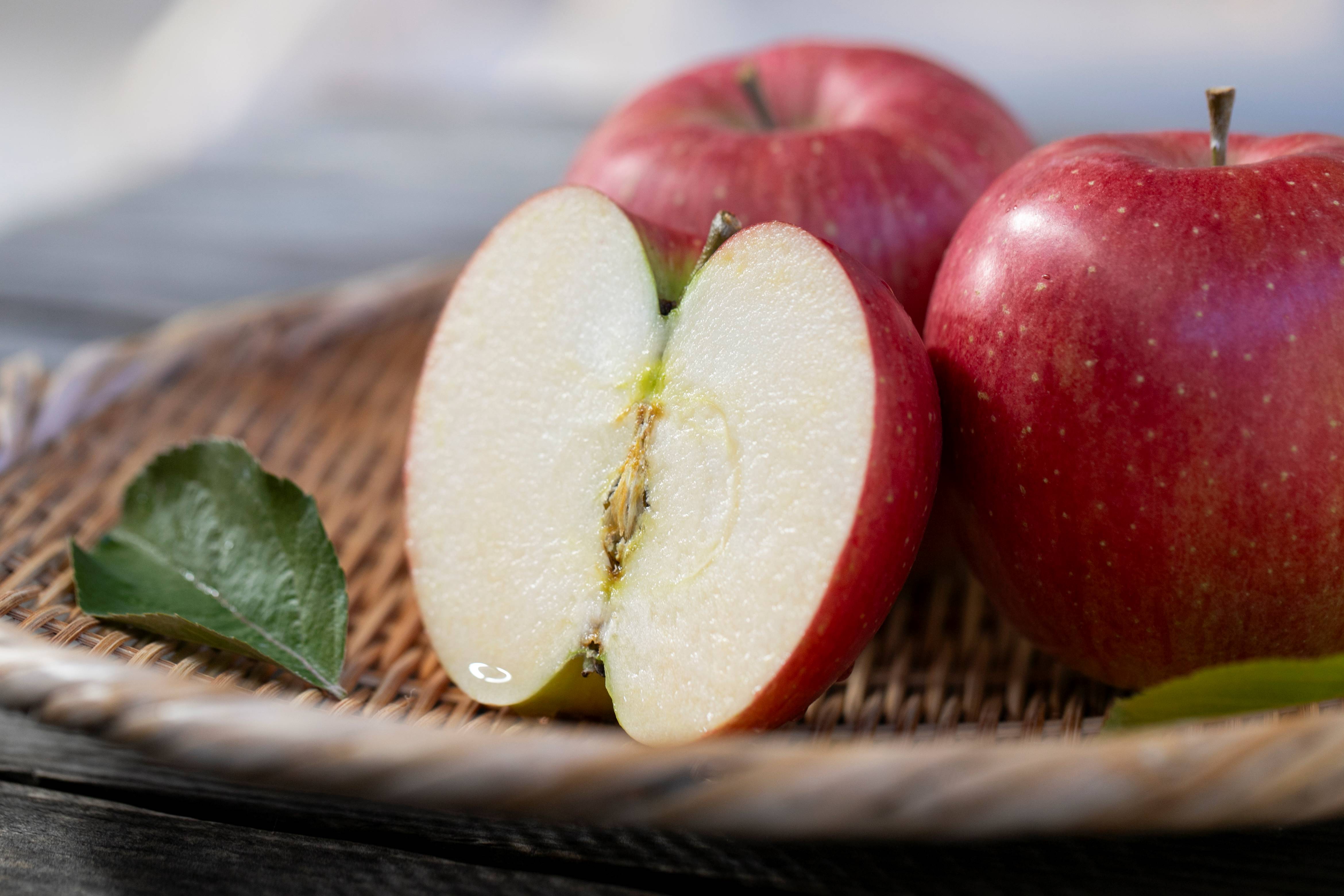 北城農園で人気の南信州産りんご（シナノスイート 11-13玉 約4kg)令和7年分先行予約 長野県 信州 高森町 農家直送 果物 くだもの 旬のりんご