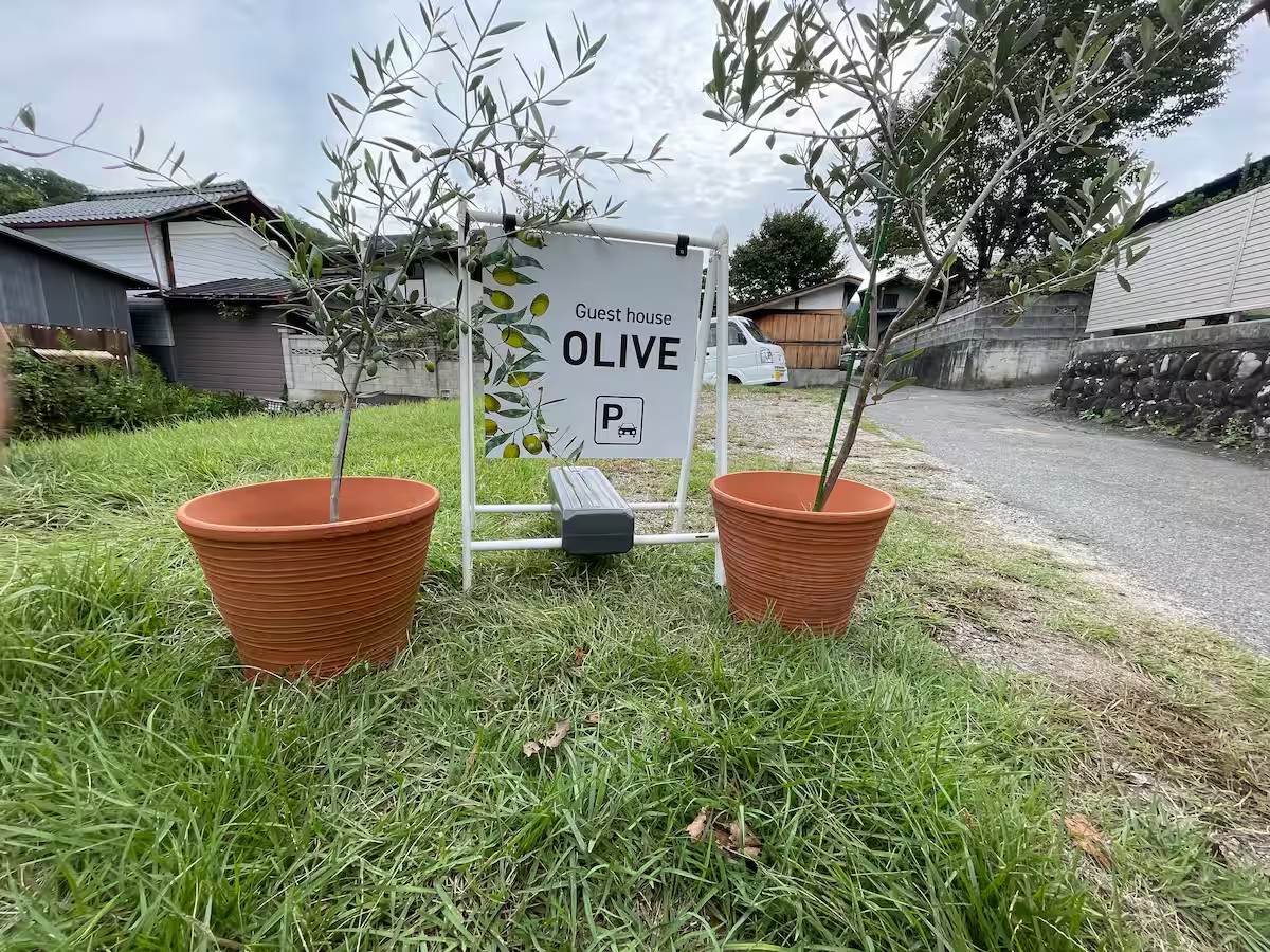 駐車場やその入り口の道は普通車1台分程度のサイズですのでご注意ください。
