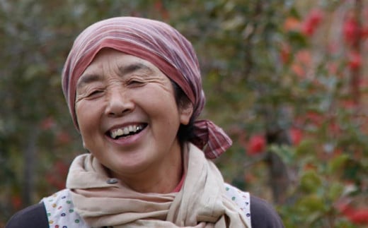 「硬めで酸味があり、皮ごとカットして食べるのがおすすめ」と高澤さん。