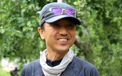 日光を均一に当てる摘果で、甘くジューシーなりんごが育ちます。