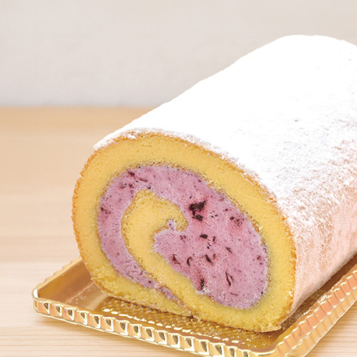 「米粉ロールケーキ ナツハゼ、ブルーベリー、ルバーブ」1