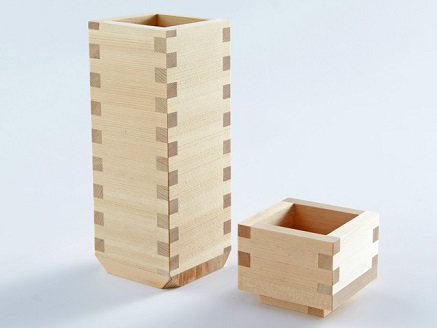 国産桧の桝で作った「いこいシリーズ Ochoko×Tokkuri」（お猪口と徳利セット）