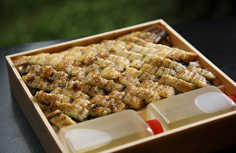 【うなぎ】老舗料亭のしろまぶし（希少な白焼のひつまぶし）　二人折