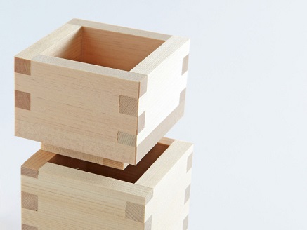 国産桧の桝で作った「いこいシリーズ Ochoko×Tokkuri」（お猪口と徳利セット）