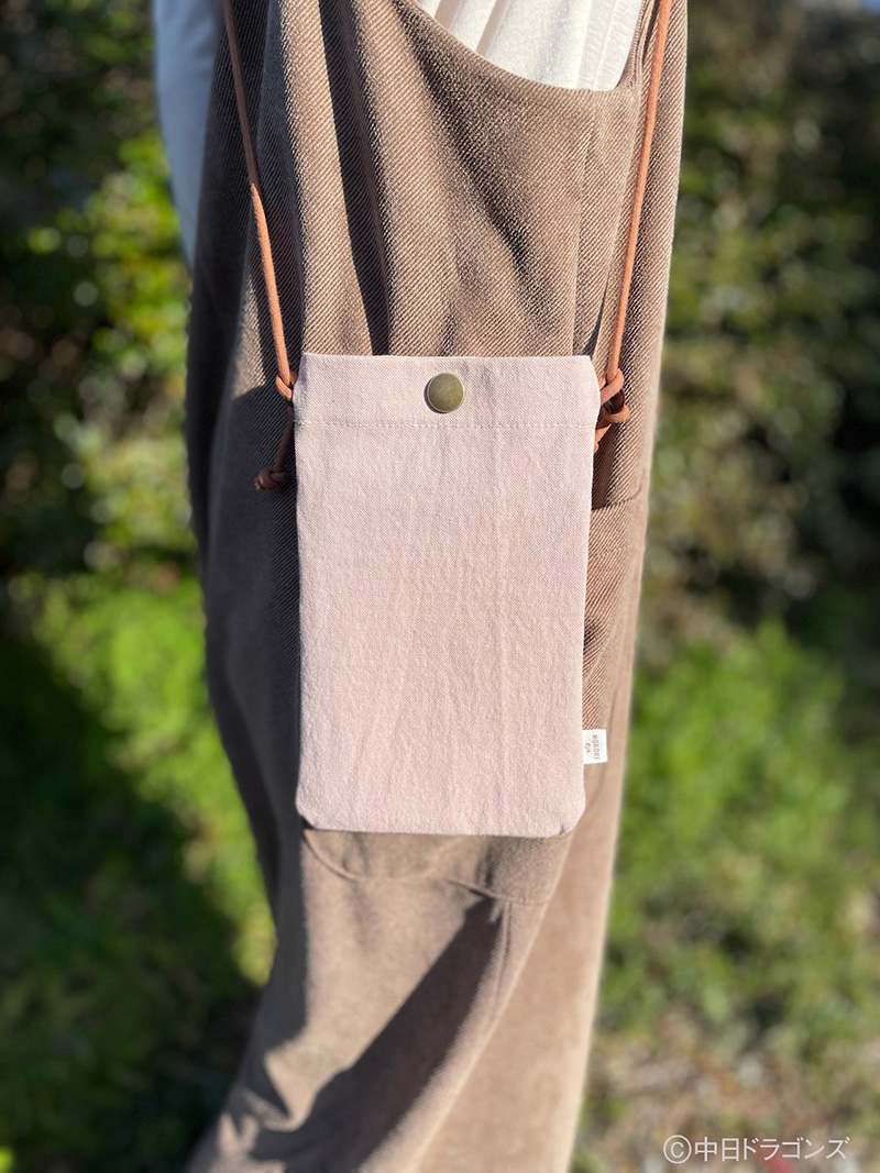 【中日ドラゴンズとのコラボアイテム】のこり染×ドアラスマホショルダー　あずき