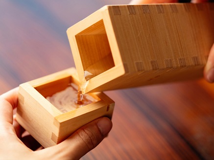 国産桧の桝で作った「いこいシリーズ Ochoko×Tokkuri」（お猪口と徳利セット）