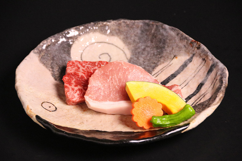 肉匠一鉄 飛騨牛＆美濃ヘルシーポーク 溶岩石焼ランチコース　お一人様 お食事券【予約制】