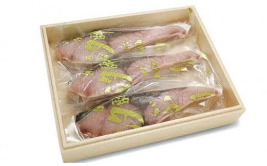 【年内お届け】飛騨の汐ぶり 3切 ｜年内発送 塩ブリ 塩ぶり 汐ブリ 汐ぶり 国産 北海道産 天然ブリ 化粧箱入 ギフト 贈答 お歳暮 年越し 正月 お正月 飛騨高山 期間限定 37-939 (株)ファミリーストアさとう CY020