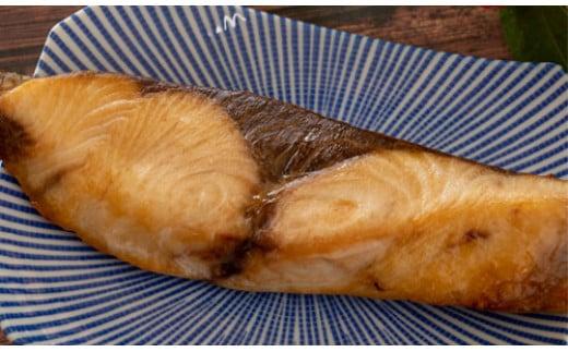 【年内お届け】飛騨の汐ぶり 3切 ｜年内発送 塩ブリ 塩ぶり 汐ブリ 汐ぶり 国産 北海道産 天然ブリ 化粧箱入 ギフト 贈答 お歳暮 年越し 正月 お正月 飛騨高山 期間限定 37-939 (株)ファミリーストアさとう CY020