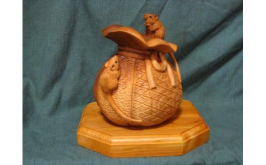 【数量限定】飛騨一位一刀彫 桐箱入り 巾着に夫婦ねずみ（大）| 伝統工芸品 いちい イチイ 一位一刀彫 一位一刀 一刀彫 工芸品 縁起物 品 置物 木彫り 飛騨高山 吉野彫刻所 MC021