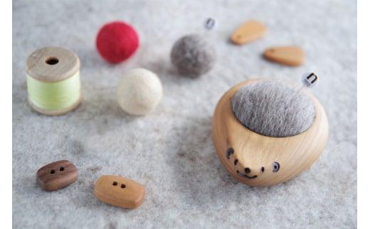 飛騨の山桜で作った『ハリネズミの羊毛ピンクッション』| 針山 はり山 ハリネズミ はりねずみ 天然木 飛騨産 山桜材 裁縫道具 裁縫 ハンドメイド 木工 木製品 シンプル 飛騨高山 ファニチャースタジオnoco JK001