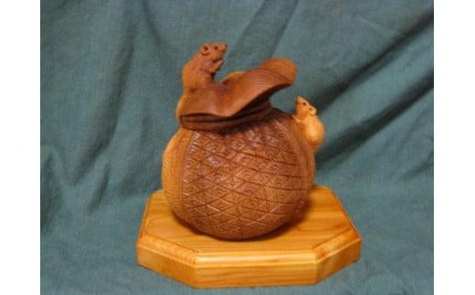 【数量限定】飛騨一位一刀彫 桐箱入り 巾着に夫婦ねずみ（大）| 伝統工芸品 いちい イチイ 一位一刀彫 一位一刀 一刀彫 工芸品 縁起物 品 置物 木彫り 飛騨高山 吉野彫刻所 MC021