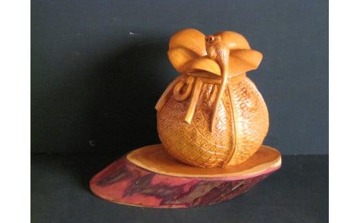 【数量限定】飛騨一位一刀彫 巾着に福ねずみ（大）| 伝統工芸品 いちい イチイ 一位一刀彫 一位一刀 一刀彫 工芸品 縁起物 品 置物 木彫り 飛騨高山 吉野彫刻所 MC035