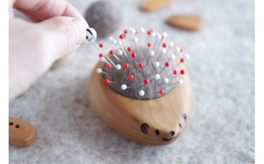 飛騨の山桜で作った『ハリネズミの羊毛ピンクッション』| 針山 はり山 ハリネズミ はりねずみ 天然木 飛騨産 山桜材 裁縫道具 裁縫 ハンドメイド 木工 木製品 シンプル 飛騨高山 ファニチャースタジオnoco JK001