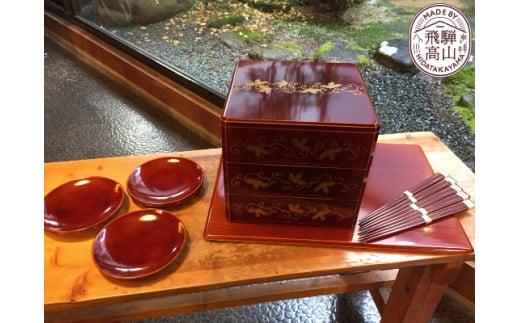 飛騨春慶 特別な日に 松唐草蒔絵入りお重おもてなしセット（7寸三段重1個＋銘々皿5枚＋お箸5膳＋敷板1枚セット）| 春慶 春慶塗  お祝い ピクニック 集会 伝統工芸 手造り お土産 食器 ギフト 飛騨高山 (有)戸沢漆器 BQ008